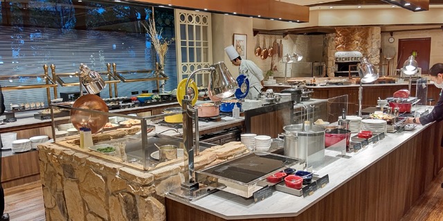 ローストビーフが人気の「カシュカシュ」がリニューアル！鉄板シーフード料理も新登場　浦安ブライトンホテル東京ベイ