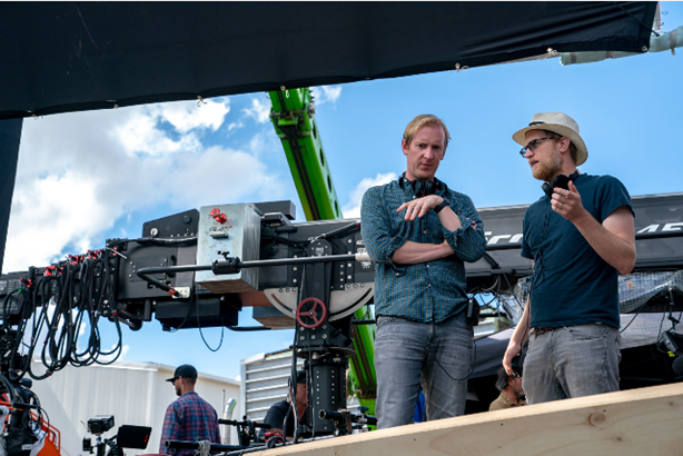 シーズン1撮影現場のパトリック・マッケイ（左）、J・D・ペイン（右）