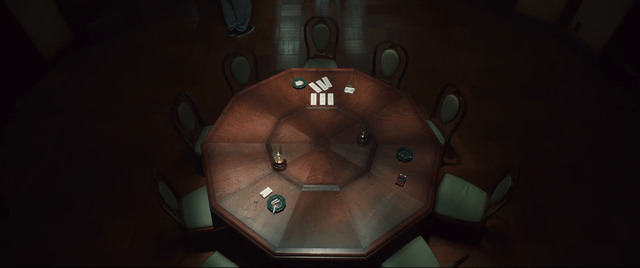 テーブル／Huluオリジナル「十角館の殺人」©綾辻行人/講談社　©NTV