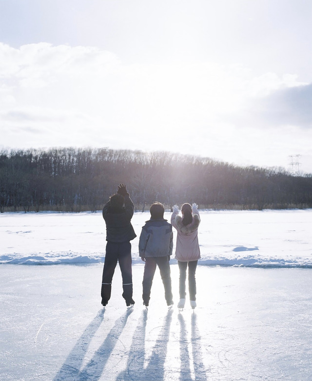 湖に張った氷の上に立つメインキャスト3人『ぼくのお日さま』 (C)2024「ぼくのお日さま」製作委員会／COMME DES CINÉMAS