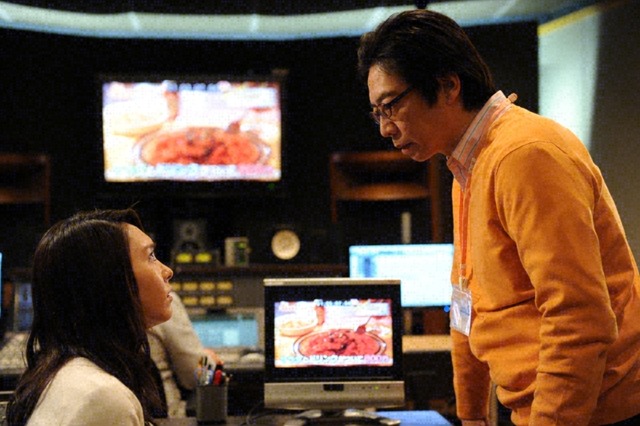 「空飛ぶ広報室」第2話（4月21日放送）：特集のナレーション撮りをしていたリカ（新垣結衣・左）は、阿久津（生瀬勝久・右）から言われた言葉が理解出来ず…。-(c) TBS