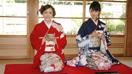 鮮やかな着物姿で並んで座る鈴木杏（左）と本仮屋ユイカ