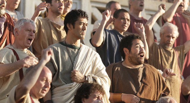 コロッセオで群衆に囲まれるルシウス（阿部寛）／『テルマエ・ロマエII』 -(C) 2014『テルマエ・ロマエII』製作委員会