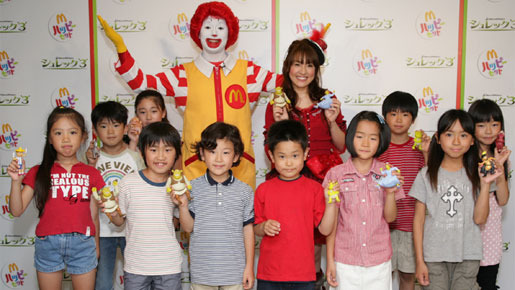 “おしゃべり人形”シュレックを手に、大沢あかね大満足のスマイル