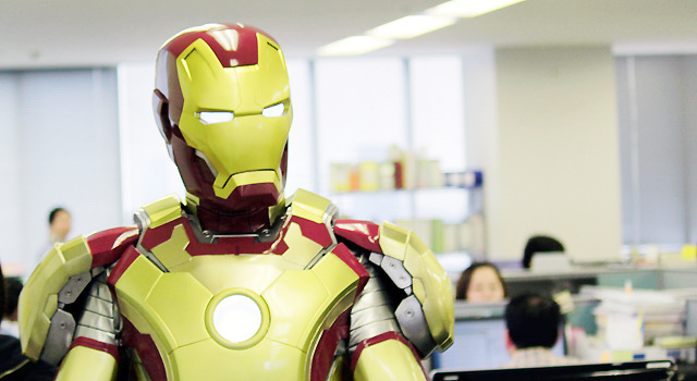 「cinemacafe.net」編集部を訪問したアイアンマン -(C) 2013 MVLFFLLC. TM ＆ (C) 2013 Marvel. All Rights Reserved.