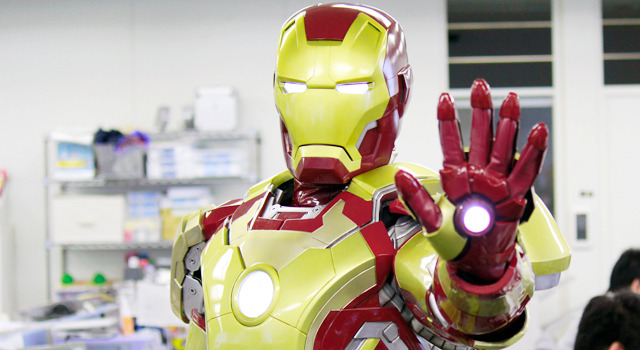 「cinemacafe.net」編集部を訪問したアイアンマン -(C) 2013 MVLFFLLC. TM ＆ (C) 2013 Marvel. All Rights Reserved.