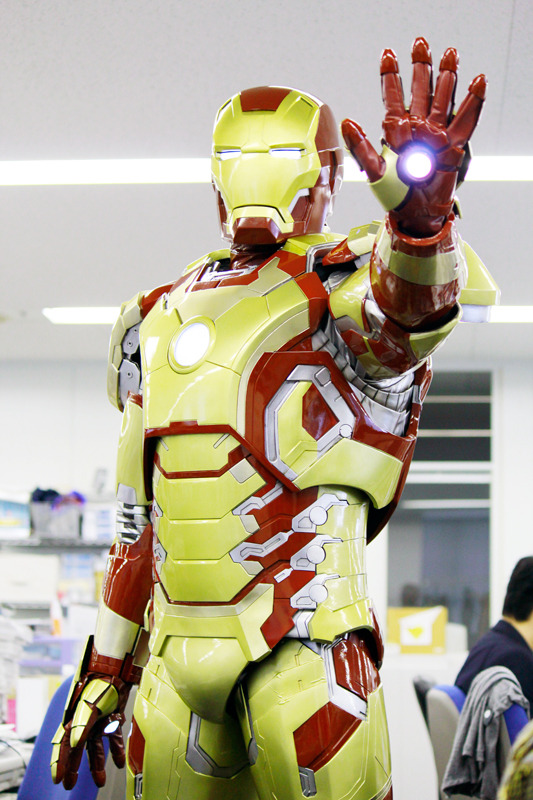 「cinemacafe.net」編集部を訪問したアイアンマン -(C) 2013 MVLFFLLC. TM ＆ (C) 2013 Marvel. All Rights Reserved.