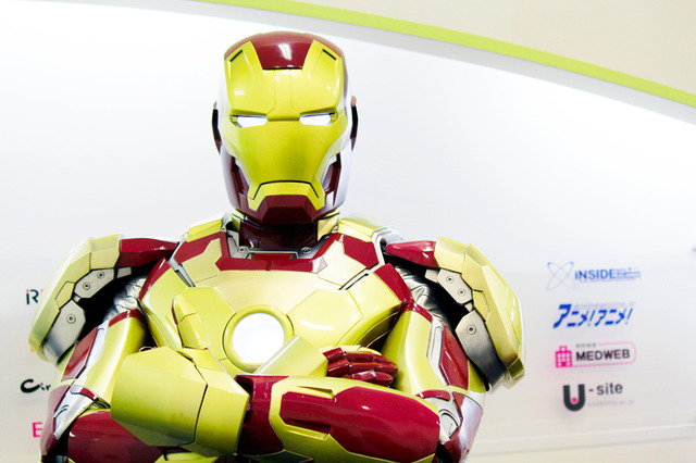 「cinemacafe.net」編集部を訪問したアイアンマン -(C) 2013 MVLFFLLC. TM ＆ (C) 2013 Marvel. All Rights Reserved.