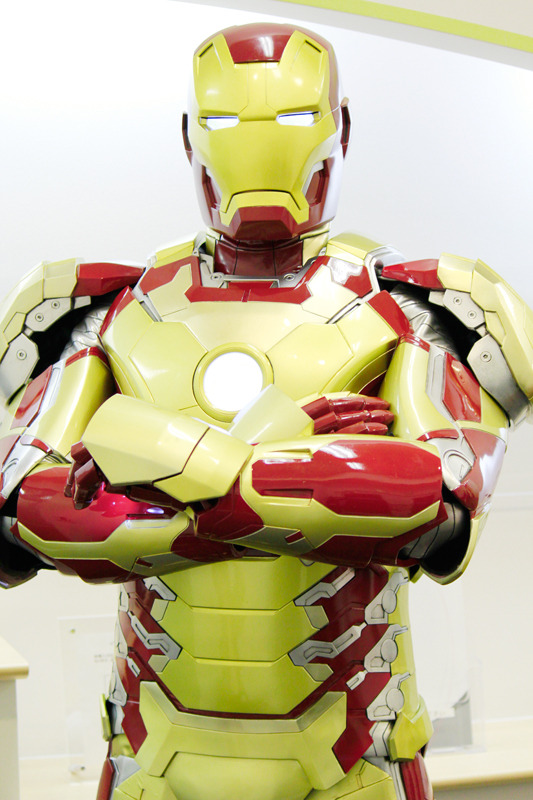 「cinemacafe.net」編集部を訪問したアイアンマン -(C) 2013 MVLFFLLC. TM ＆ (C) 2013 Marvel. All Rights Reserved.