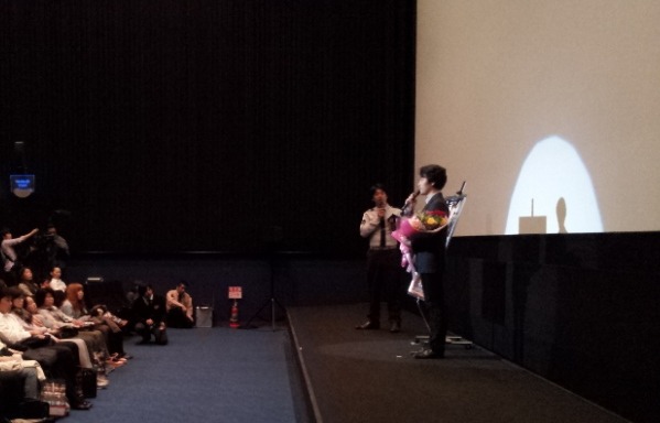 舞台挨拶している佐藤監督