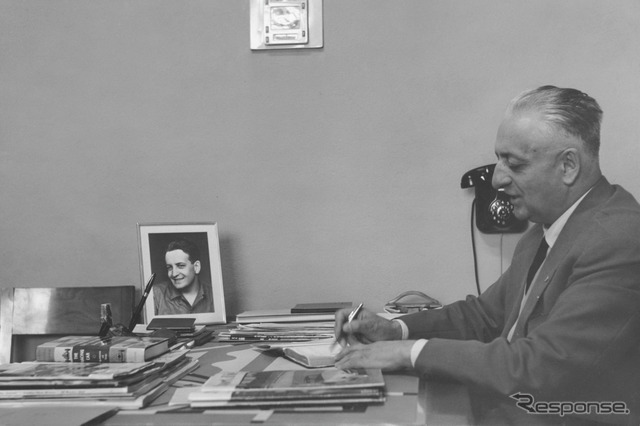 エンツォ・フェラーリ（1958年）。卓上の写真はディーノ