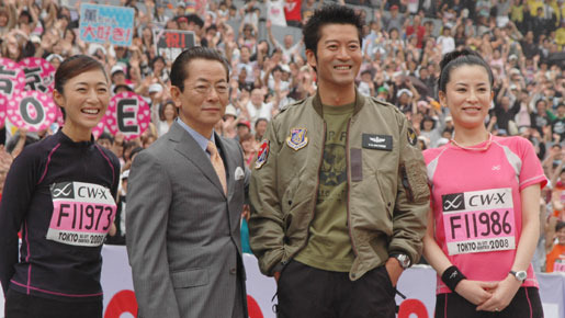 あいにくの天気にかかわらずスタンドは熱狂。俳優陣も笑顔でそれに応えた