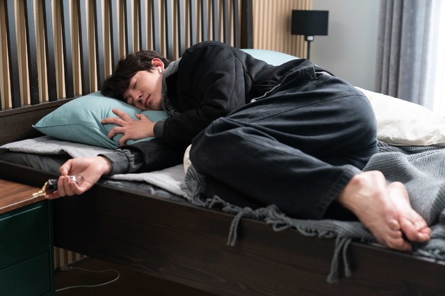 『アンダー・ユア・ベッド』©2023, Mystery Pictures, ALL RIGHTS RESERVED