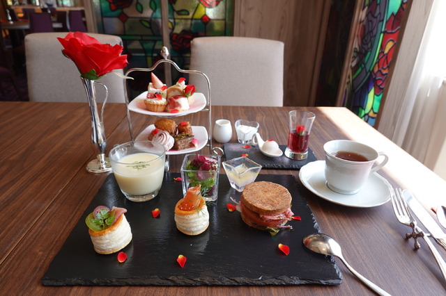 バラ香るスイーツで華やかなひととき　東京ベイ舞浜ホテルのブルガリアンローズ アフタヌーンティーを実食