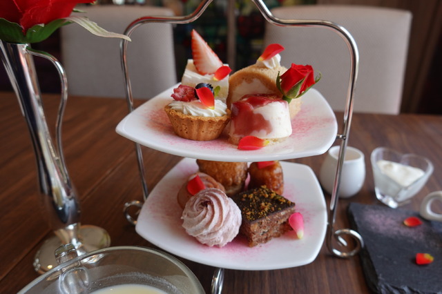 バラ香るスイーツで華やかなひととき　東京ベイ舞浜ホテルのブルガリアンローズ アフタヌーンティーを実食