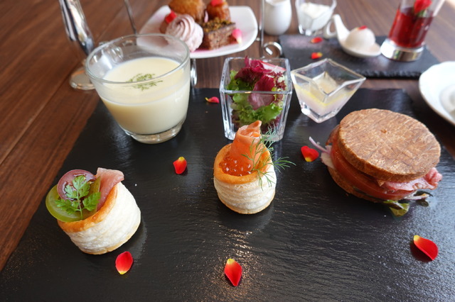 バラ香るスイーツで華やかなひととき　東京ベイ舞浜ホテルのブルガリアンローズ アフタヌーンティーを実食