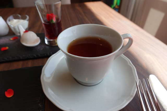 バラ香るスイーツで華やかなひととき　東京ベイ舞浜ホテルのブルガリアンローズ アフタヌーンティーを実食