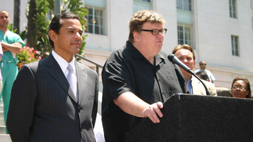 怖いもの知らずのムーア　L.A.市長の前でアメリカ政府をズバリ斬る！