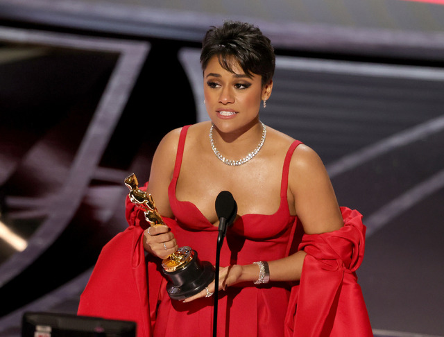 第94回アカデミー賞助演女優賞受賞のアリアナ・デボーズ Photo by Neilson Barnard/Getty Images