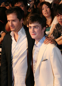 多くのファンに囲まれてちょっと疲れ気味？