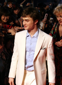 たくさんのファンにサインや握手をしたダニエル・ラドクリフ