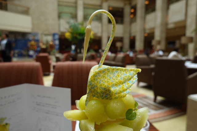 マスクメロン＆桃の“スワンパフェ”を実食　浦安ブライトンホテル東京ベイ、ロビーラウンジ「シルフ」