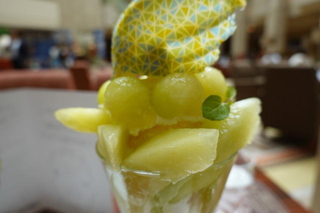 マスクメロン＆桃の“スワンパフェ”を実食　浦安ブライトンホテル東京ベイ、ロビーラウンジ「シルフ」