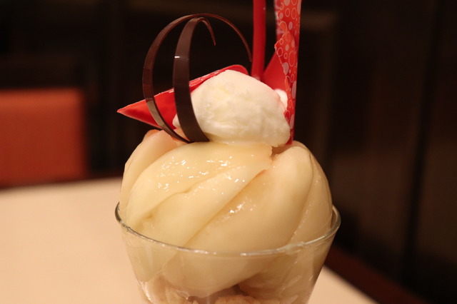 マスクメロン＆桃の“スワンパフェ”を実食　浦安ブライトンホテル東京ベイ、ロビーラウンジ「シルフ」