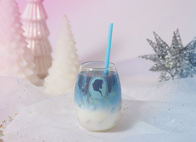 ＜エルサ＞ミルクティー税込990円 ©Disney