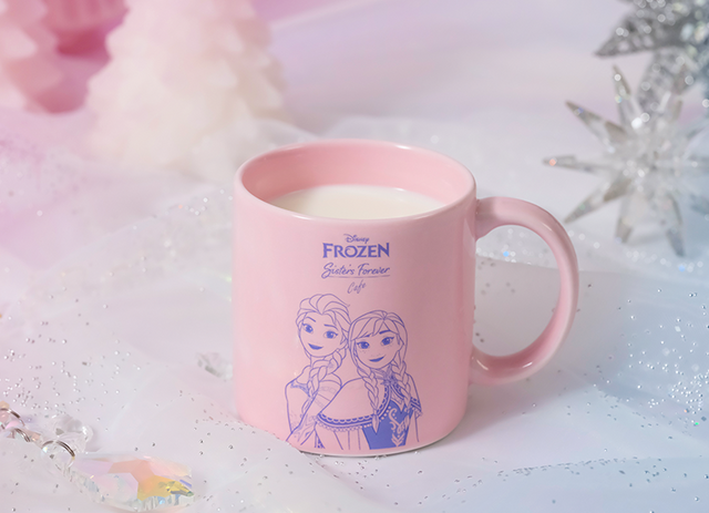 ホットミルク税込690円 ©Disney