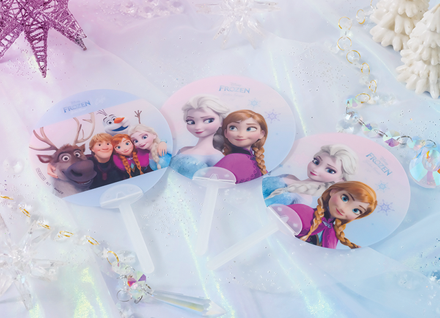 【事前予約者限定カフェ利用特典】オリジナルうちわ（全3種） ©Disney