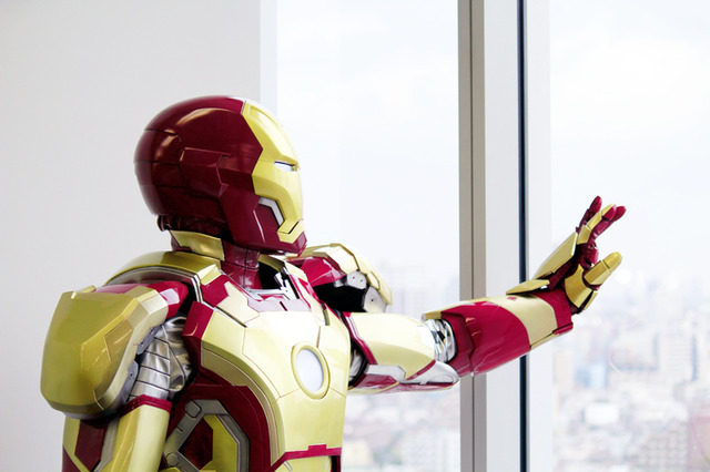 窓際で黄昏るアイアンマン -(C) 2013 MVLFFLLC. TM ＆ (C) 2013 Marvel. All Rights Reserved.