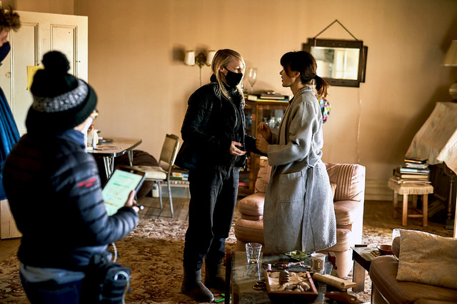 『ロイヤルホテル』メイキング　© 2022 Hanna and Liv Holdings Pty. Ltd., Screen Australia, and Create NSW