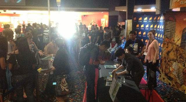 サイン会に応じる新海監督