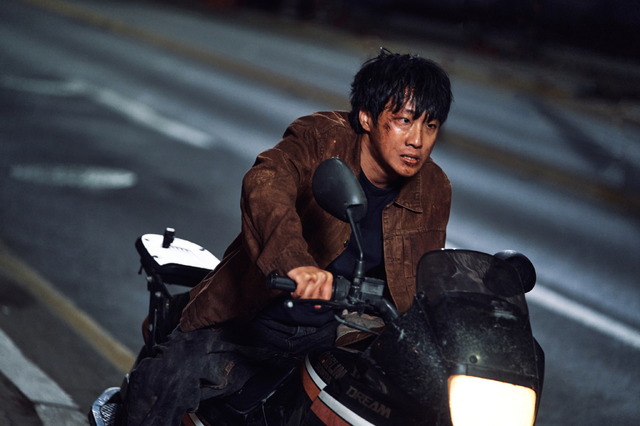 『このろくでもない世界で』© 2023 PLUS M ENTERTAINMENT, SANAI PICTURES, HiSTORY ALL RIGHTS RESERVED.