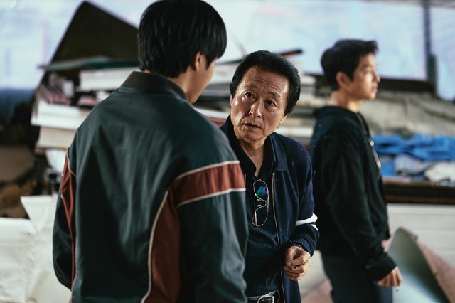 『このろくでもない世界で』© 2023 PLUS M ENTERTAINMENT, SANAI PICTURES, HiSTORY ALL RIGHTS RESERVED.