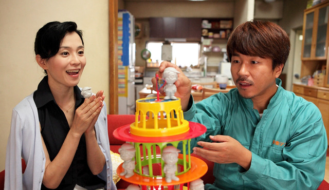 電気工パク・ヒョンホン（現実）＆中学生・円山の母／ヤンイクチュン＆坂井真紀『中学生円山』 -(C) 『中学生円山』製作委員会