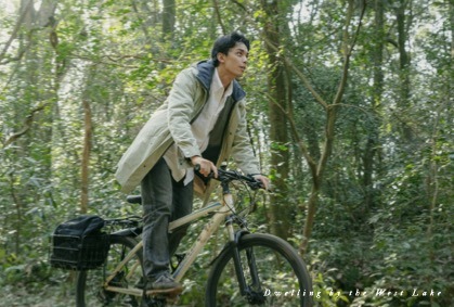 『西湖畔（せいこはん）に生きる』ポストカード　©Hangzhou Enlightenment Films