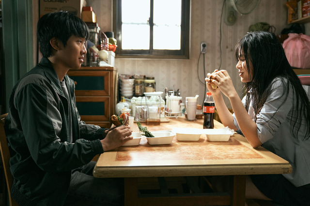 『このろくでもない世界で』© 2023 PLUS M ENTERTAINMENT, SANAI PICTURES, HiSTORY ALL RIGHTS RESERVED.