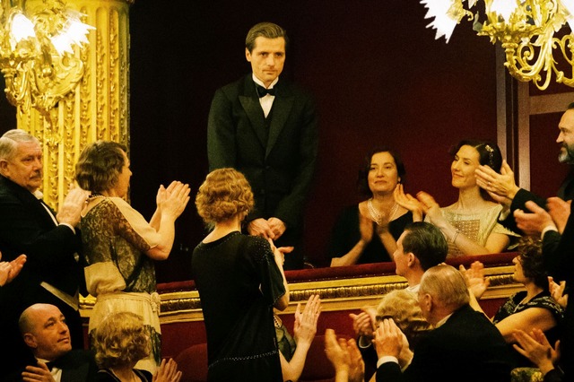 『ボレロ 永遠の旋律』© 2023 CINÉ-@ - CINÉFRANCE STUDIOS - F COMME FILM - SND - FRANCE 2 CINÉMA - ARTÉMIS PRODUCTIONS