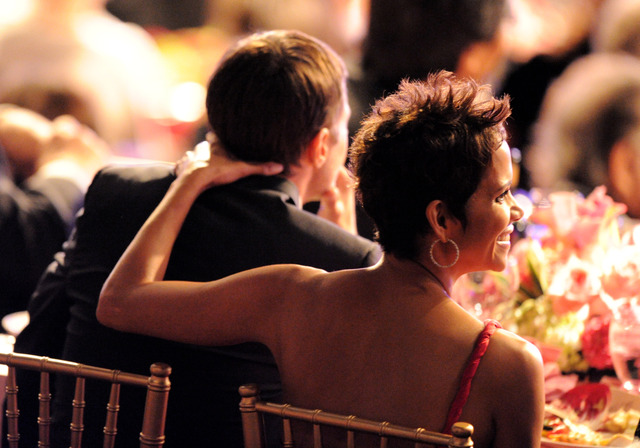 ガブリルの首根っこを掴まえるハル・ベリー　-(C) Getty Images