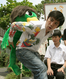 「背中がうにだらけで…」と必死に説明するゴリ