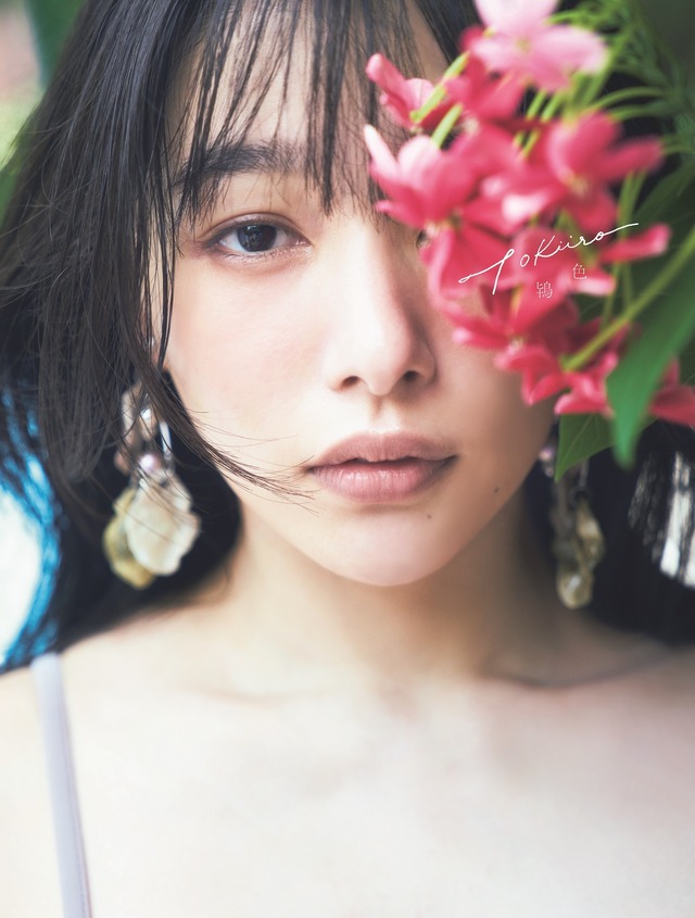 「桜井日奈子10周年記念写真集　鴇色」
