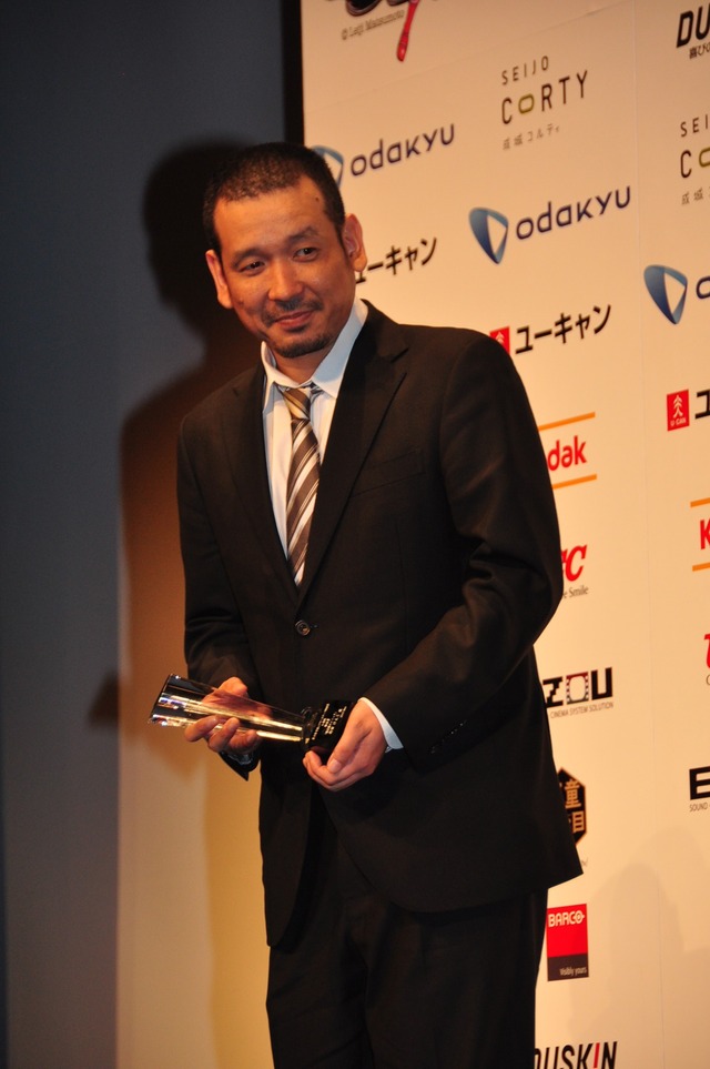 「日本シアタースタッフ映画祭」の授賞式でスピーチをする内田けんじ