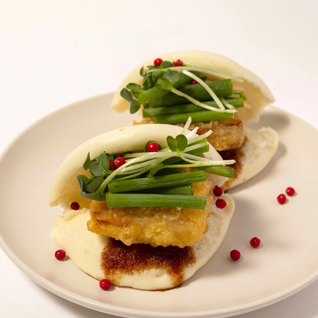 HIBIYA CINEMA FESTIVAL 2024豚バラ天～中華風バーガー～1 個 780 円(税込)天ぷら 天寅