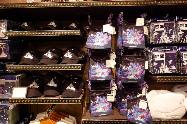 壮大なナイトショー「Reach for the Stars」の新グッズが登場！雲とシンデレラ城が幻想的に描かれたアイテムも