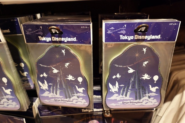 壮大なナイトショー「Reach for the Stars」の新グッズが登場！雲とシンデレラ城が幻想的に描かれたアイテムも