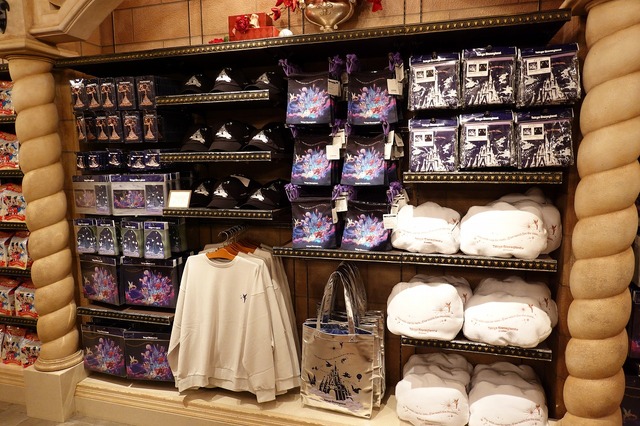 壮大なナイトショー「Reach for the Stars」の新グッズが登場！雲とシンデレラ城が幻想的に描かれたアイテムも