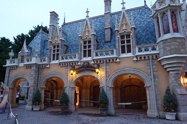 壮大なナイトショー「Reach for the Stars」の新グッズが登場！雲とシンデレラ城が幻想的に描かれたアイテムも