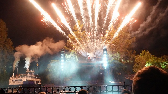 再開した「ファンタズミック！」を体験！『ピーター・パン』など新たなシーンや演出を追加　カリフォルニア